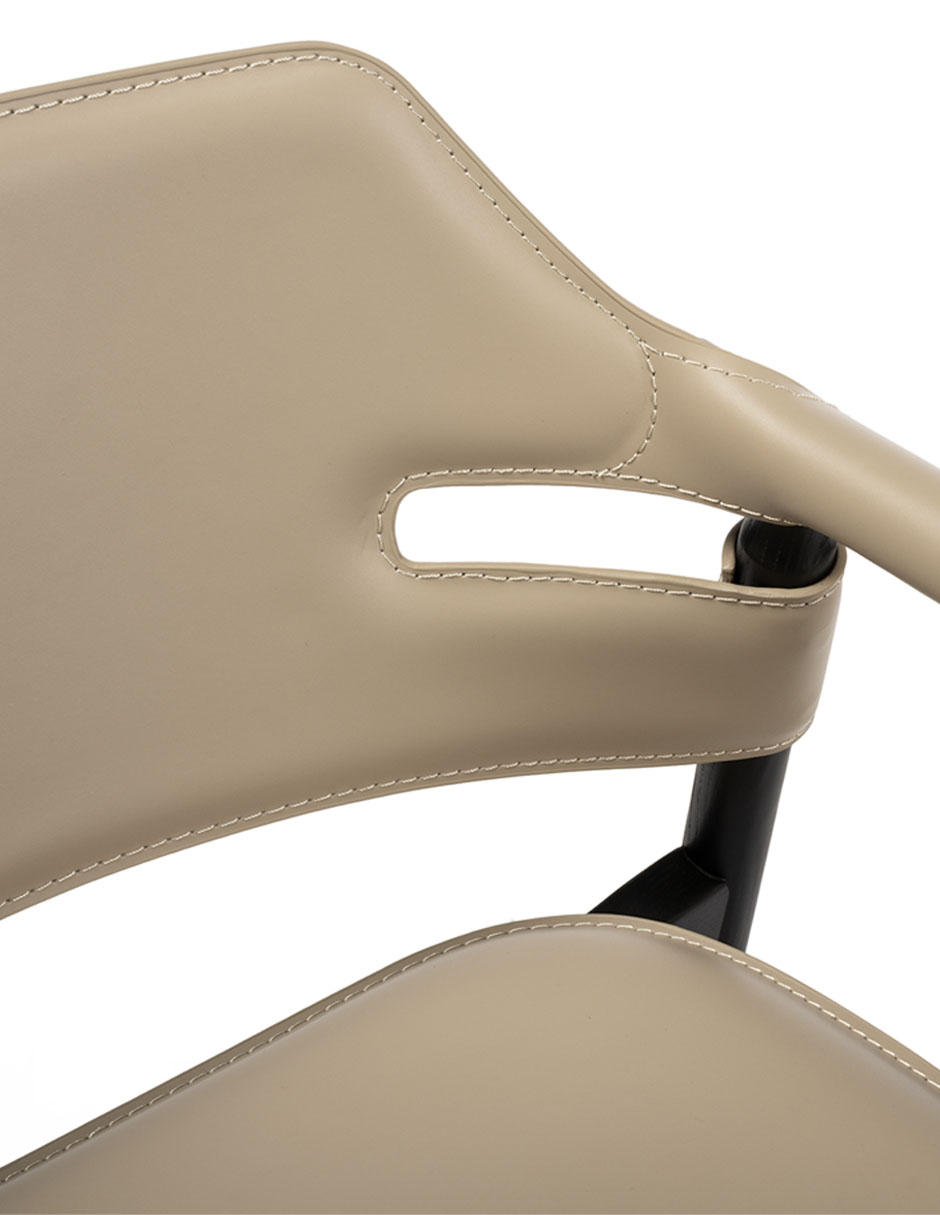 Silla con brazos Xaviera de piel