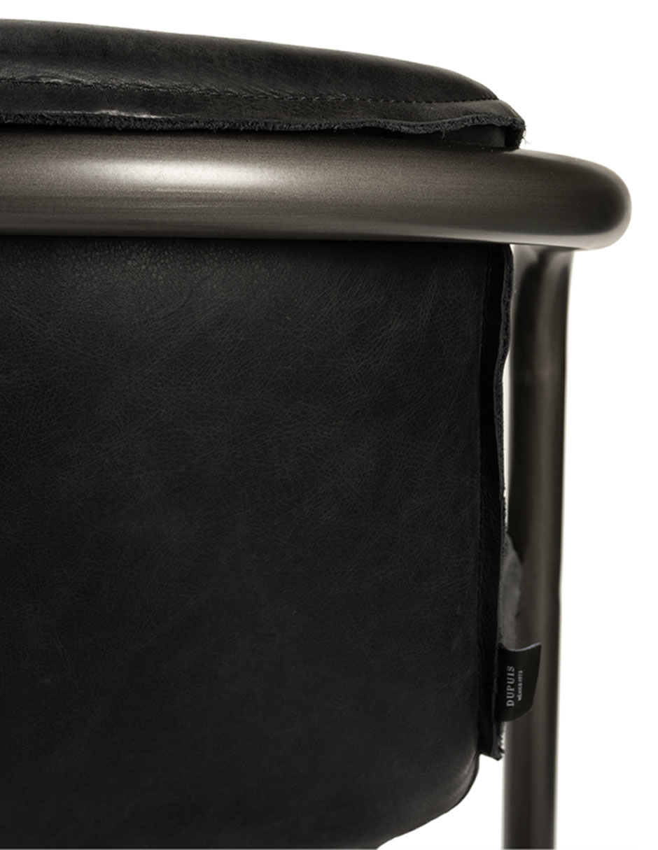 Silla con brazos Qatif de piel 10
