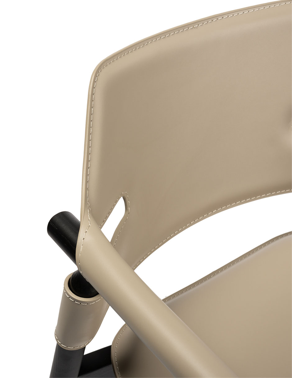 Silla con brazos Xaviera de piel 5